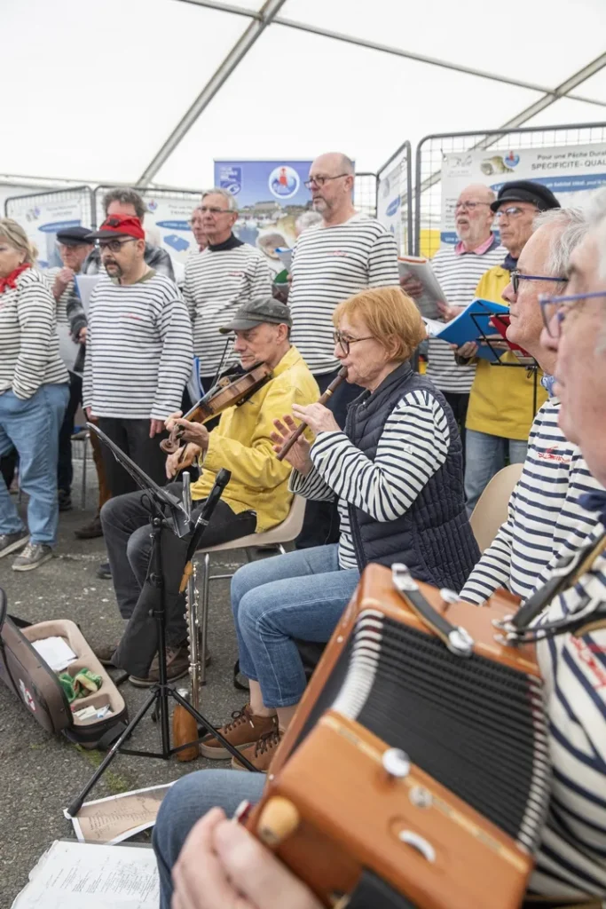 Concert de chants marins lors de la foire aux bulots de Pirou Plage en Normandie