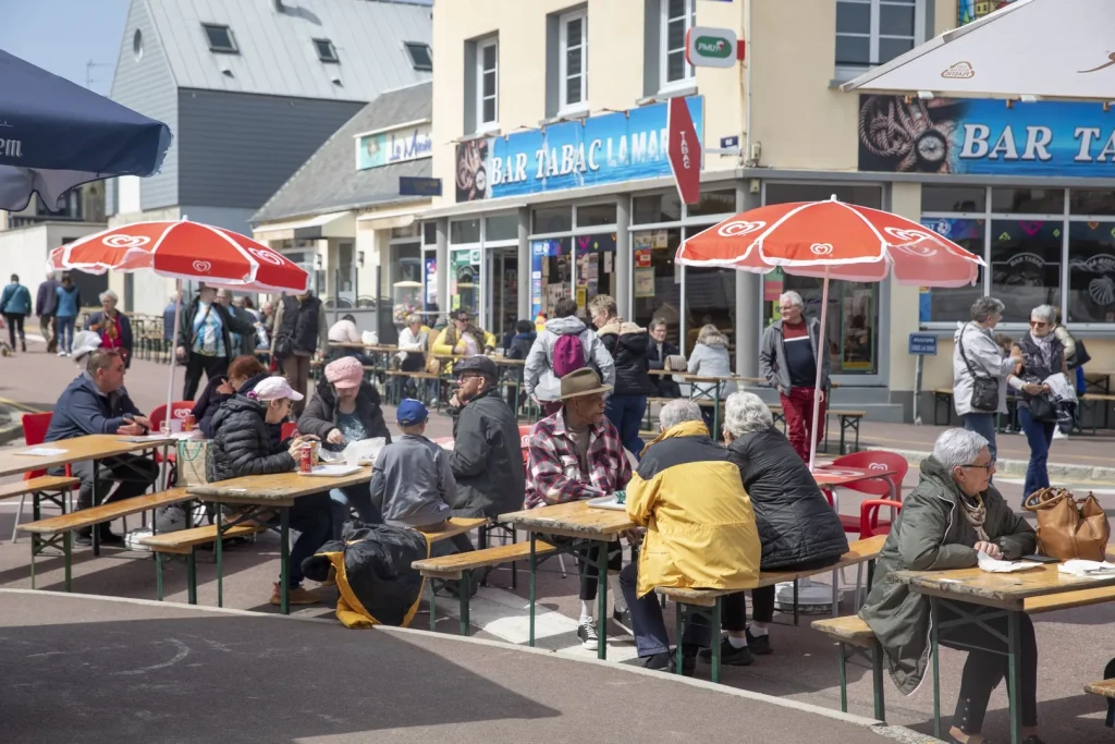 Pause repas à la foire aux bulots de Pirou Plage en Normandie