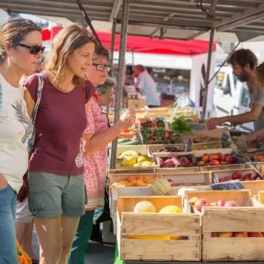 Mère et fille achètent sur le marché de La Haye en Normandie