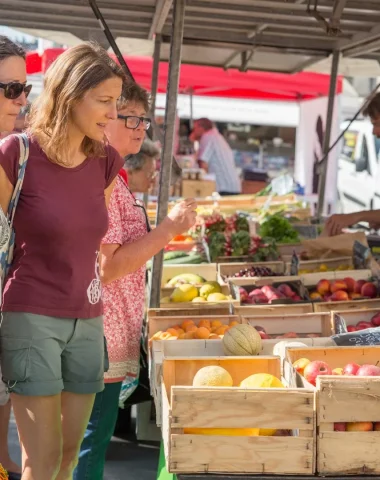 Mère et fille achètent sur le marché de La Haye en Normandie