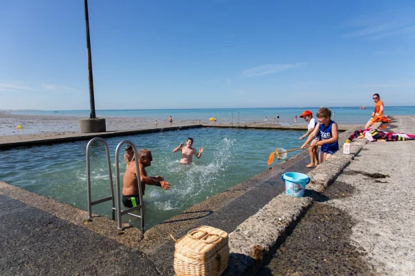 A Pirou plage, petits et grands peuvent se baigner toute la journée !