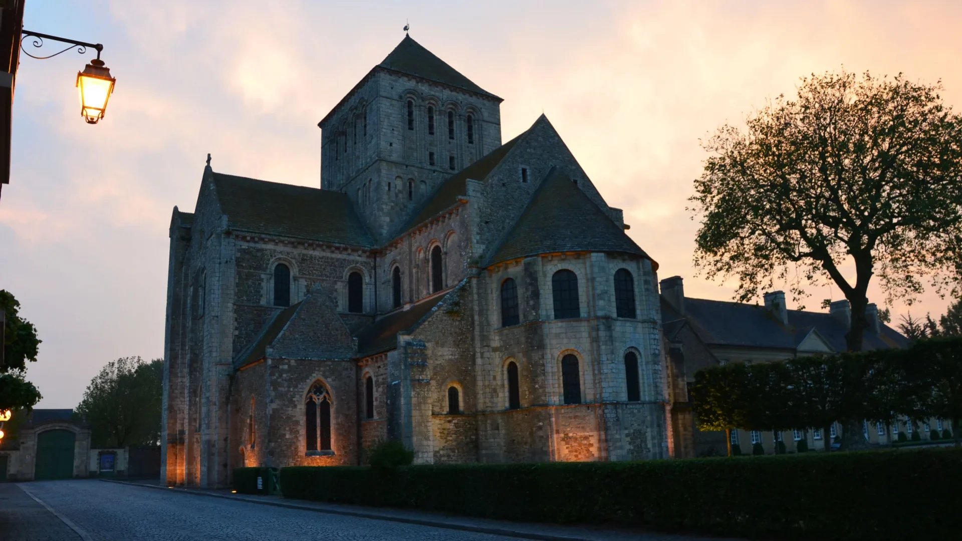 Abbaye de Lessay au coucher du soleil